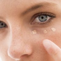 Close,Up,Of,Woman,Putting,On,Make,Up